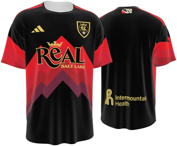 Camisa terceiro uniforme do Real Salt Lake 2026 preta com montanhas vermelhas, frente e costas