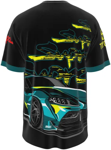 Camisa conceito Toyota Supra 2026 preta com o carro desenhado em turquesa, frente e costas