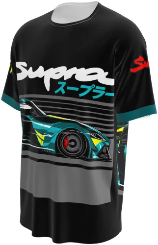 Camisa conceito Toyota Supra 2026 preta com o carro desenhado em turquesa, frente e costas