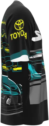 Camisa conceito Toyota Supra 2026 preta com o carro desenhado em turquesa, frente e costas