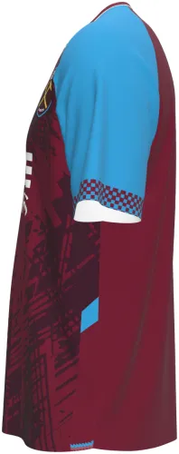 Camisa titular do West Ham 2026 - 2027 vinho com mangas azul-claro, frente e costas