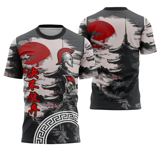 Camisa com arte frontal de guerreiro romano em armadura prateada com detalhes vermelhos, fundo com templo oriental estilizado e textos em caracteres chineses vermelhos. Costas seguem cenário do templo com grande círculo vermelho destacando a composição.