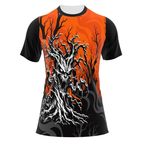Camisa estampada por inteiro com fundo laranja intenso, árvores secas e uma árvore assombrada de aparência assustadora na frente, criando um visual sombrio e impactante em todas as partes da peça.