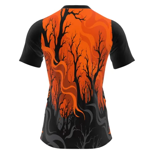 Camisa estampada por inteiro com fundo laranja intenso, árvores secas e uma árvore assombrada de aparência assustadora na frente, criando um visual sombrio e impactante em todas as partes da peça.