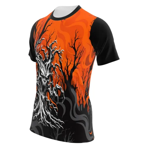 Camisa estampada por inteiro com fundo laranja intenso, árvores secas e uma árvore assombrada de aparência assustadora na frente, criando um visual sombrio e impactante em todas as partes da peça.