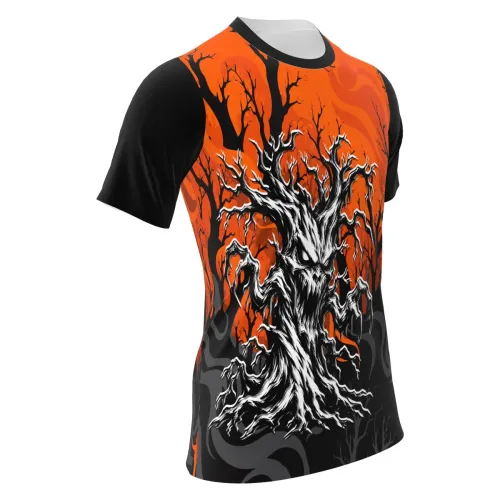 Camisa estampada por inteiro com fundo laranja intenso, árvores secas e uma árvore assombrada de aparência assustadora na frente, criando um visual sombrio e impactante em todas as partes da peça.