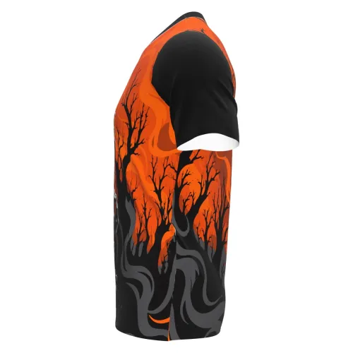 Camisa estampada por inteiro com fundo laranja intenso, árvores secas e uma árvore assombrada de aparência assustadora na frente, criando um visual sombrio e impactante em todas as partes da peça.
