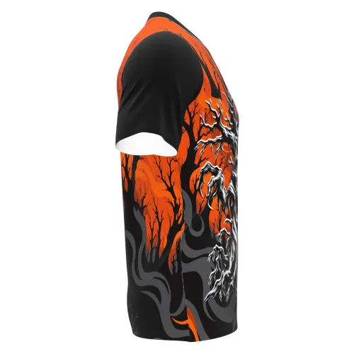 Camisa estampada por inteiro com fundo laranja intenso, árvores secas e uma árvore assombrada de aparência assustadora na frente, criando um visual sombrio e impactante em todas as partes da peça.