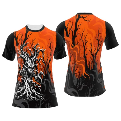Camisa estampada por inteiro com fundo laranja intenso, árvores secas e uma árvore assombrada de aparência assustadora na frente, criando um visual sombrio e impactante em todas as partes da peça.