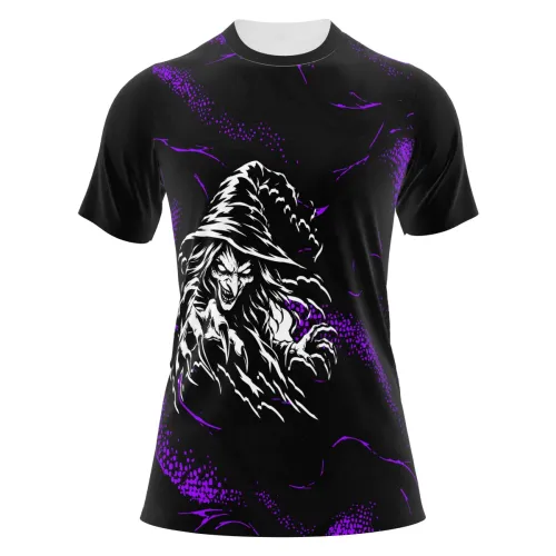 Camisa totalmente estampada com fundo preto, detalhes roxos e ilustração de bruxa sombria na frente, cobrindo frente, costas e mangas com visual de terror e mistério.