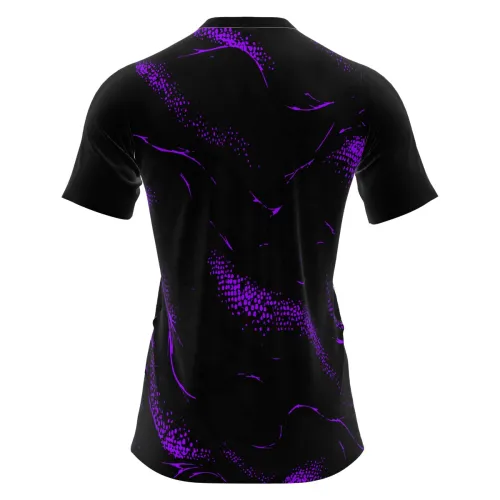 Camisa totalmente estampada com fundo preto, detalhes roxos e ilustração de bruxa sombria na frente, cobrindo frente, costas e mangas com visual de terror e mistério.