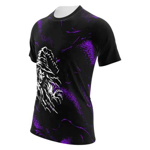 Camisa totalmente estampada com fundo preto, detalhes roxos e ilustração de bruxa sombria na frente, cobrindo frente, costas e mangas com visual de terror e mistério.
