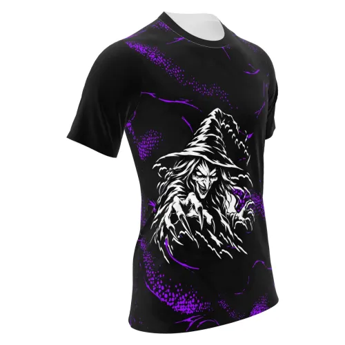 Camisa totalmente estampada com fundo preto, detalhes roxos e ilustração de bruxa sombria na frente, cobrindo frente, costas e mangas com visual de terror e mistério.