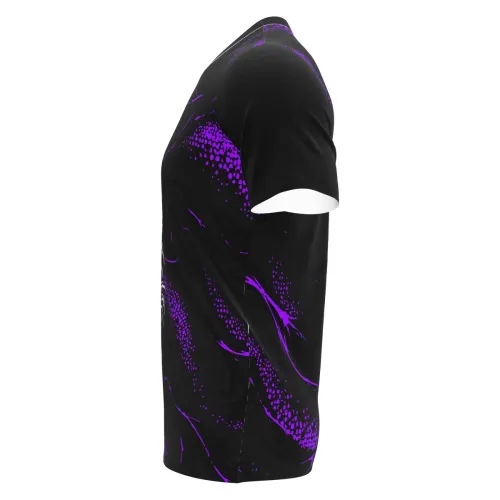 Camisa totalmente estampada com fundo preto, detalhes roxos e ilustração de bruxa sombria na frente, cobrindo frente, costas e mangas com visual de terror e mistério.
