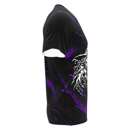 Camisa totalmente estampada com fundo preto, detalhes roxos e ilustração de bruxa sombria na frente, cobrindo frente, costas e mangas com visual de terror e mistério.