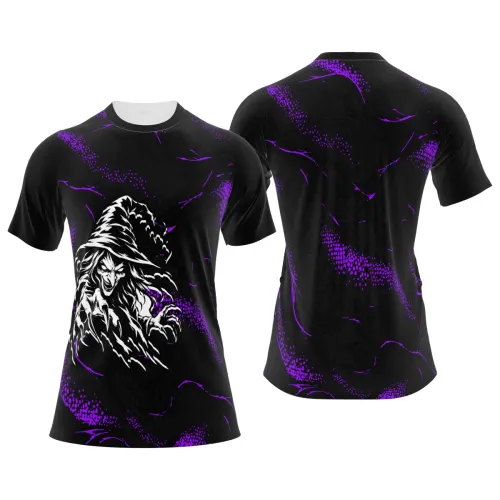 Camisa totalmente estampada com fundo preto, detalhes roxos e ilustração de bruxa sombria na frente, cobrindo frente, costas e mangas com visual de terror e mistério.