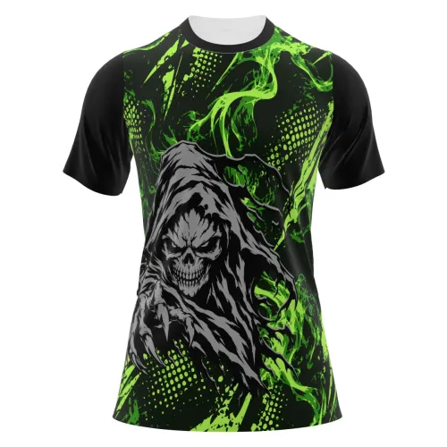 Camisa estampada por inteiro com caveira ceifador sombria na frente, fundo preto com efeitos verdes vibrantes e detalhes abstratos nas mangas e costas.