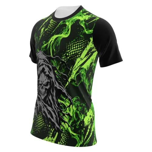 Camisa estampada por inteiro com caveira ceifador sombria na frente, fundo preto com efeitos verdes vibrantes e detalhes abstratos nas mangas e costas.