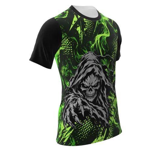 Camisa estampada por inteiro com caveira ceifador sombria na frente, fundo preto com efeitos verdes vibrantes e detalhes abstratos nas mangas e costas.