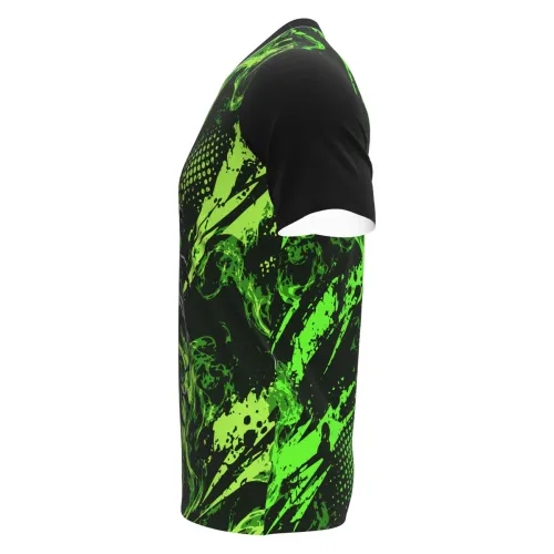 Camisa estampada por inteiro com caveira ceifador sombria na frente, fundo preto com efeitos verdes vibrantes e detalhes abstratos nas mangas e costas.