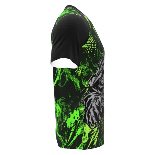 Camisa estampada por inteiro com caveira ceifador sombria na frente, fundo preto com efeitos verdes vibrantes e detalhes abstratos nas mangas e costas.