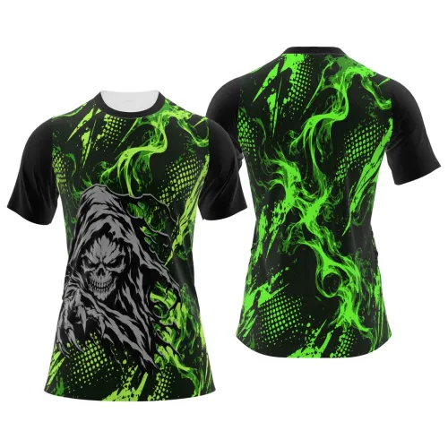 Camisa estampada por inteiro com caveira ceifador sombria na frente, fundo preto com efeitos verdes vibrantes e detalhes abstratos nas mangas e costas.