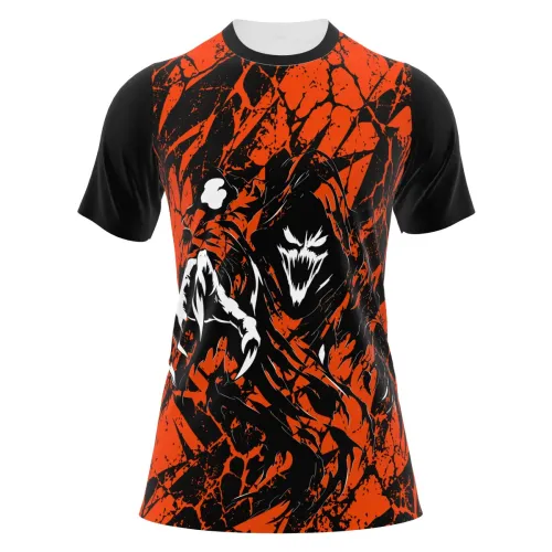 Camisa estampada por inteiro com fundo laranja e preto em padrão rachado, trazendo na frente uma criatura sombria assustadora com expressão ameaçadora, ideal para Halloween.