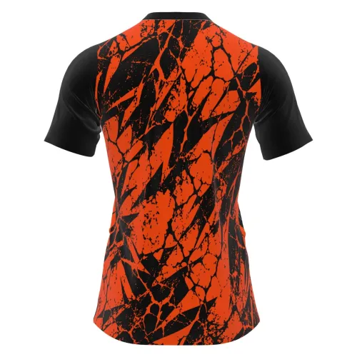 Camisa estampada por inteiro com fundo laranja e preto em padrão rachado, trazendo na frente uma criatura sombria assustadora com expressão ameaçadora, ideal para Halloween.