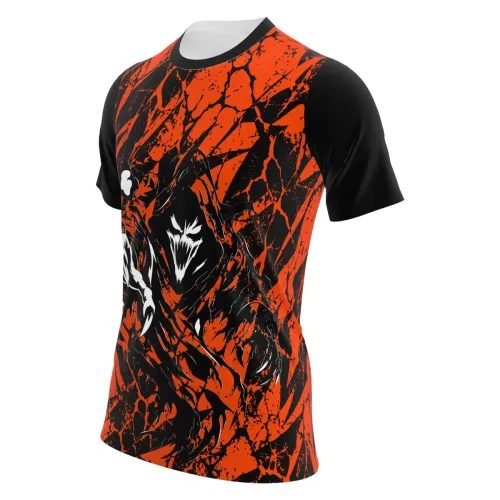 Camisa estampada por inteiro com fundo laranja e preto em padrão rachado, trazendo na frente uma criatura sombria assustadora com expressão ameaçadora, ideal para Halloween.
