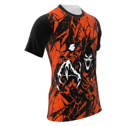Camisa estampada por inteiro com fundo laranja e preto em padrão rachado, trazendo na frente uma criatura sombria assustadora com expressão ameaçadora, ideal para Halloween.