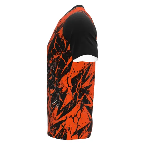 Camisa estampada por inteiro com fundo laranja e preto em padrão rachado, trazendo na frente uma criatura sombria assustadora com expressão ameaçadora, ideal para Halloween.