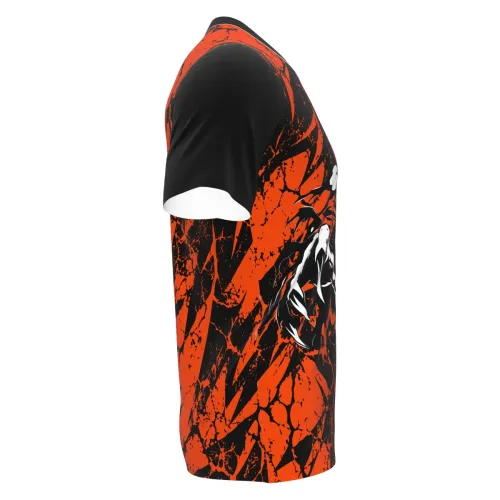 Camisa estampada por inteiro com fundo laranja e preto em padrão rachado, trazendo na frente uma criatura sombria assustadora com expressão ameaçadora, ideal para Halloween.