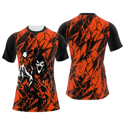 Camisa estampada por inteiro com fundo laranja e preto em padrão rachado, trazendo na frente uma criatura sombria assustadora com expressão ameaçadora, ideal para Halloween.