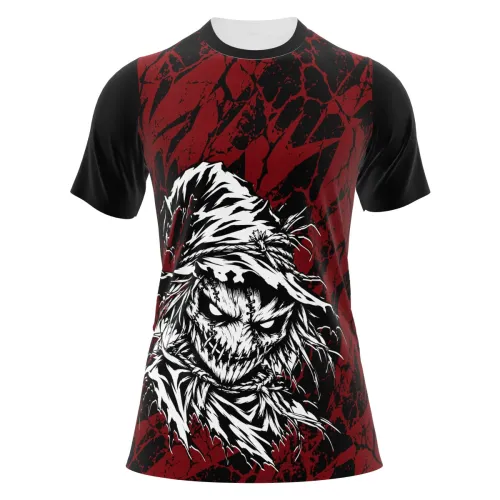 Camisa com estampa de espantalho assustador em destaque na frente, fundo preto com manchas e riscos vermelhos intensos cobrindo toda a peça, incluindo mangas e costas.