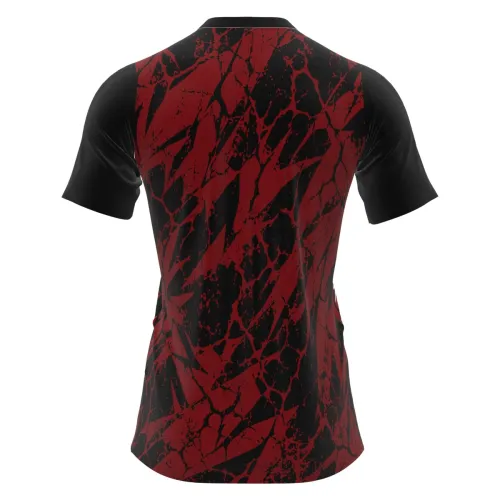 Camisa com estampa de espantalho assustador em destaque na frente, fundo preto com manchas e riscos vermelhos intensos cobrindo toda a peça, incluindo mangas e costas.