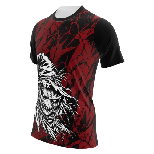 Camisa com estampa de espantalho assustador em destaque na frente, fundo preto com manchas e riscos vermelhos intensos cobrindo toda a peça, incluindo mangas e costas.