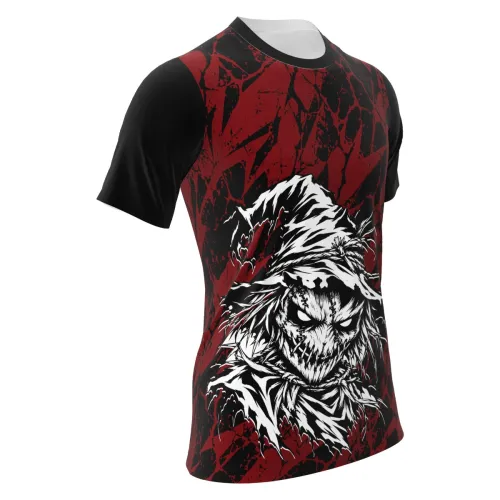 Camisa com estampa de espantalho assustador em destaque na frente, fundo preto com manchas e riscos vermelhos intensos cobrindo toda a peça, incluindo mangas e costas.