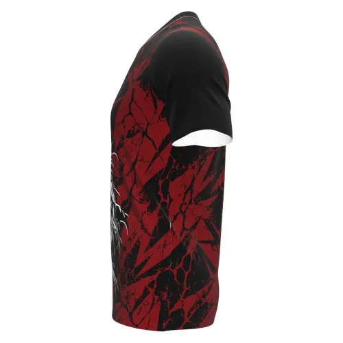 Camisa com estampa de espantalho assustador em destaque na frente, fundo preto com manchas e riscos vermelhos intensos cobrindo toda a peça, incluindo mangas e costas.