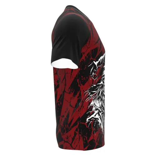 Camisa com estampa de espantalho assustador em destaque na frente, fundo preto com manchas e riscos vermelhos intensos cobrindo toda a peça, incluindo mangas e costas.