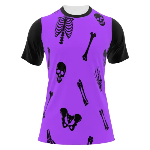 Camisa estampada por inteiro com fundo roxo, mangas pretas e desenhos de ossos, caveiras, costelas e mãos de esqueleto em preto, criando um visual marcante e divertido para Halloween.