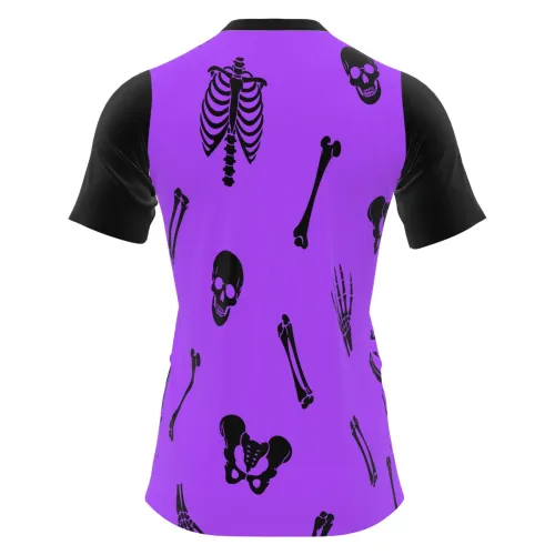 Camisa estampada por inteiro com fundo roxo, mangas pretas e desenhos de ossos, caveiras, costelas e mãos de esqueleto em preto, criando um visual marcante e divertido para Halloween.