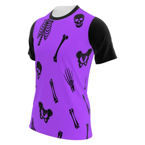 Camisa estampada por inteiro com fundo roxo, mangas pretas e desenhos de ossos, caveiras, costelas e mãos de esqueleto em preto, criando um visual marcante e divertido para Halloween.