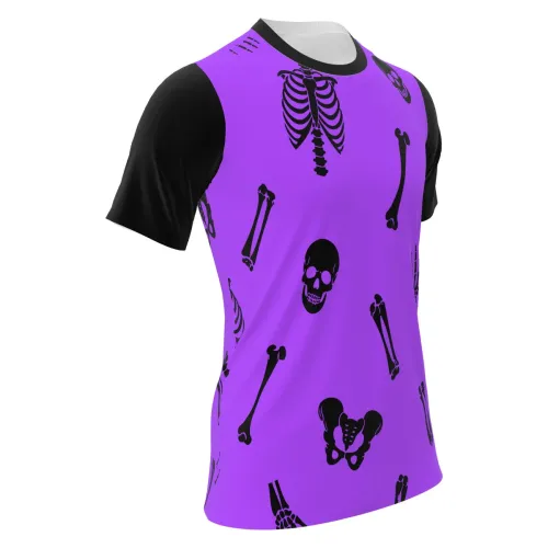 Camisa estampada por inteiro com fundo roxo, mangas pretas e desenhos de ossos, caveiras, costelas e mãos de esqueleto em preto, criando um visual marcante e divertido para Halloween.