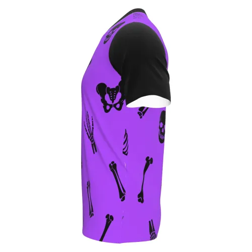 Camisa estampada por inteiro com fundo roxo, mangas pretas e desenhos de ossos, caveiras, costelas e mãos de esqueleto em preto, criando um visual marcante e divertido para Halloween.