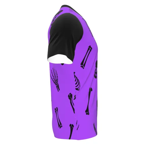 Camisa estampada por inteiro com fundo roxo, mangas pretas e desenhos de ossos, caveiras, costelas e mãos de esqueleto em preto, criando um visual marcante e divertido para Halloween.