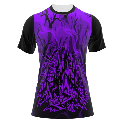 Camisa com estampa de floresta assombrada em tons de roxo e preto, galhos secos e névoa misteriosa cobrindo toda a peça, com castelo sombrio na frente e efeito assustador nas mangas.