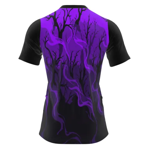 Camisa com estampa de floresta assombrada em tons de roxo e preto, galhos secos e névoa misteriosa cobrindo toda a peça, com castelo sombrio na frente e efeito assustador nas mangas.