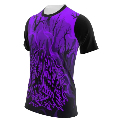 Camisa com estampa de floresta assombrada em tons de roxo e preto, galhos secos e névoa misteriosa cobrindo toda a peça, com castelo sombrio na frente e efeito assustador nas mangas.