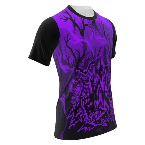 Camisa com estampa de floresta assombrada em tons de roxo e preto, galhos secos e névoa misteriosa cobrindo toda a peça, com castelo sombrio na frente e efeito assustador nas mangas.