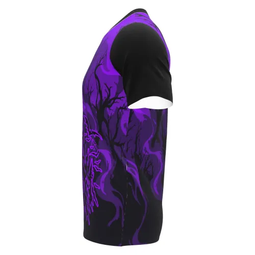 Camisa com estampa de floresta assombrada em tons de roxo e preto, galhos secos e névoa misteriosa cobrindo toda a peça, com castelo sombrio na frente e efeito assustador nas mangas.